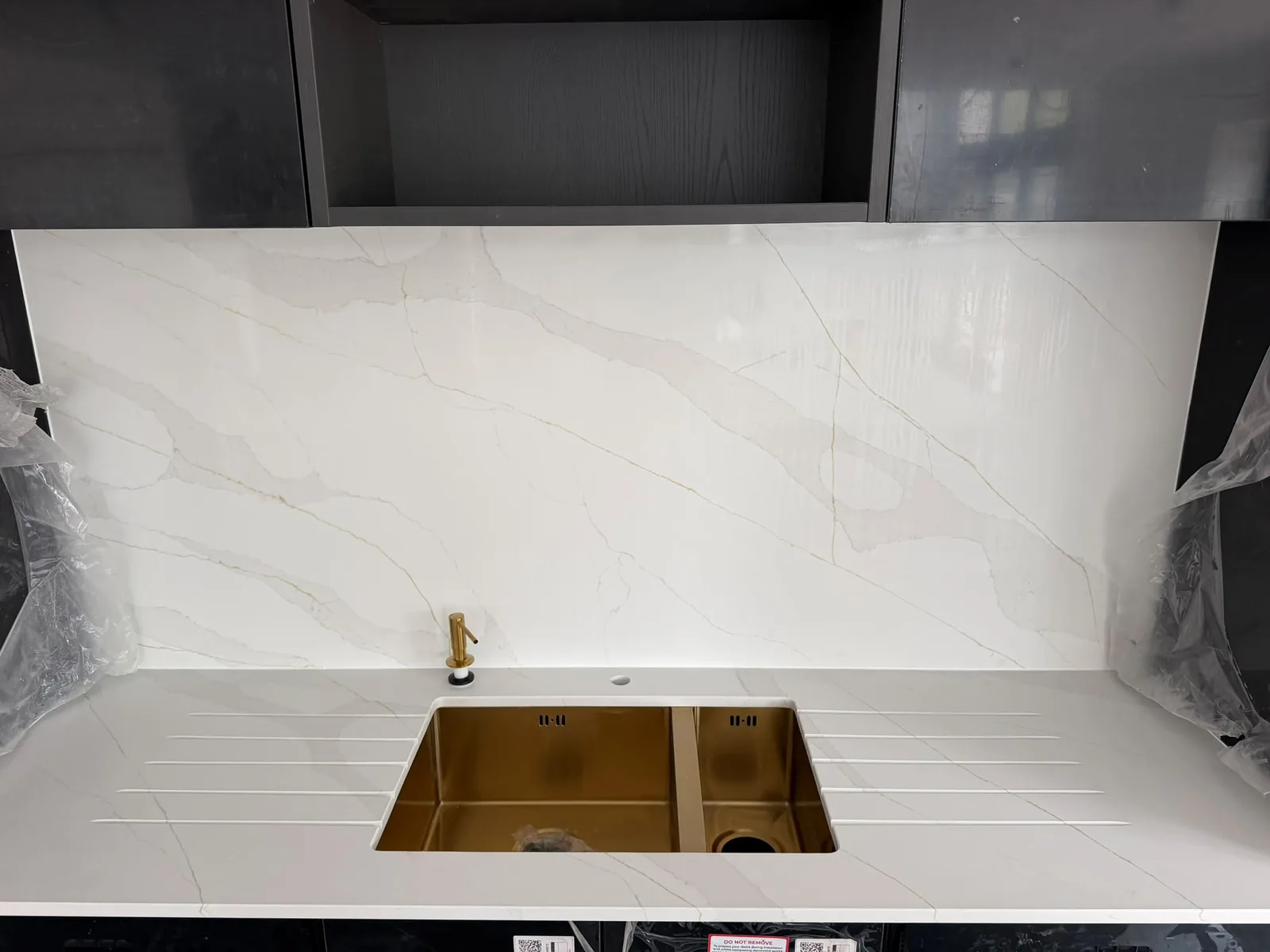A full-height veined splashback behind the sink in a Marvra kitchen